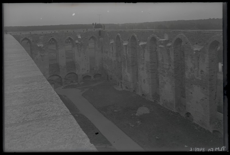 Pirita kloostri kiriku varemete sisevaade ülalt müürilt