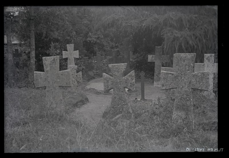 Vaade Pirita kloostri kalmistu vaade raidristidega