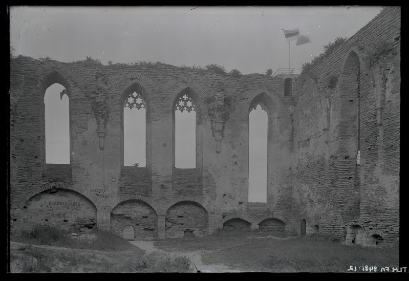 Pirita kloostri kiriku sisevaade tagumisele idamüürile, vaatetornis lipp (~ 1936. a.)