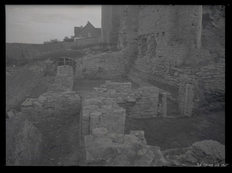 Pirita kloostri väljakaevamised. Vaade kaevendile lõuna suunas, esiplaanil alusmüürid ukseavaga