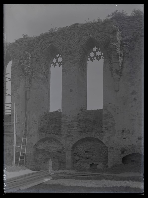 Pirita kloostrikiriku tagumises idamüüris kaks akent