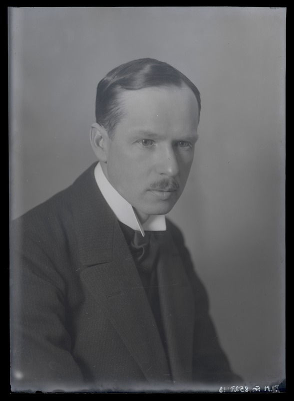 Johannes Parikase portreefoto umbes 1915. aastast.