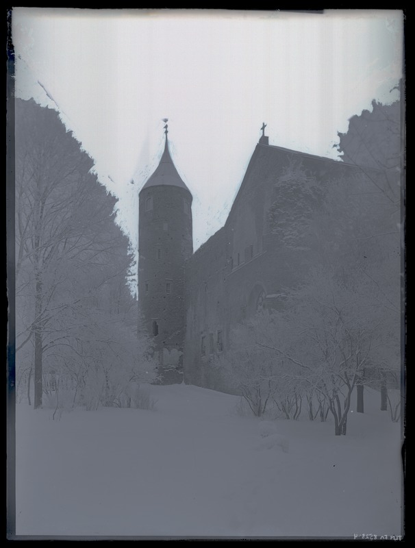 Talvine vaade Haapsalu linnusele, esiplaanil Toomkirik, umbes 1910. aasta.