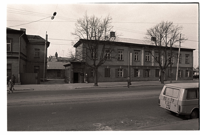 Hooned Uus-Sadama ja Narva maantee nurgal, vaade Narva maantee poolt.