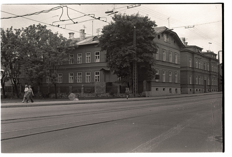 Pärnu maantee ja Peeter Süda tänava nurk, vaade hoonetele Pärnu maantee 29 ja 31.