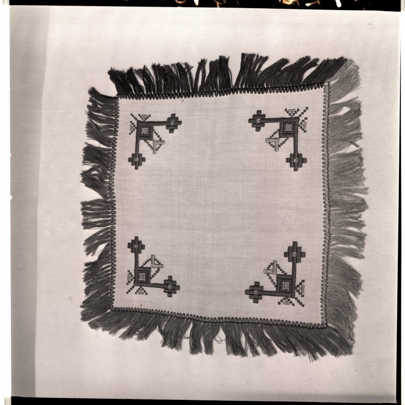 Salvrätik, värviline tikand