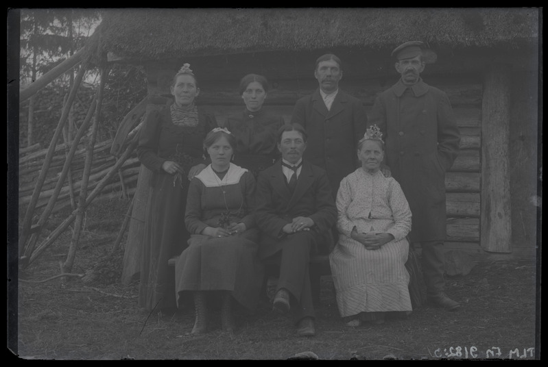 Perekond talumaja ees.