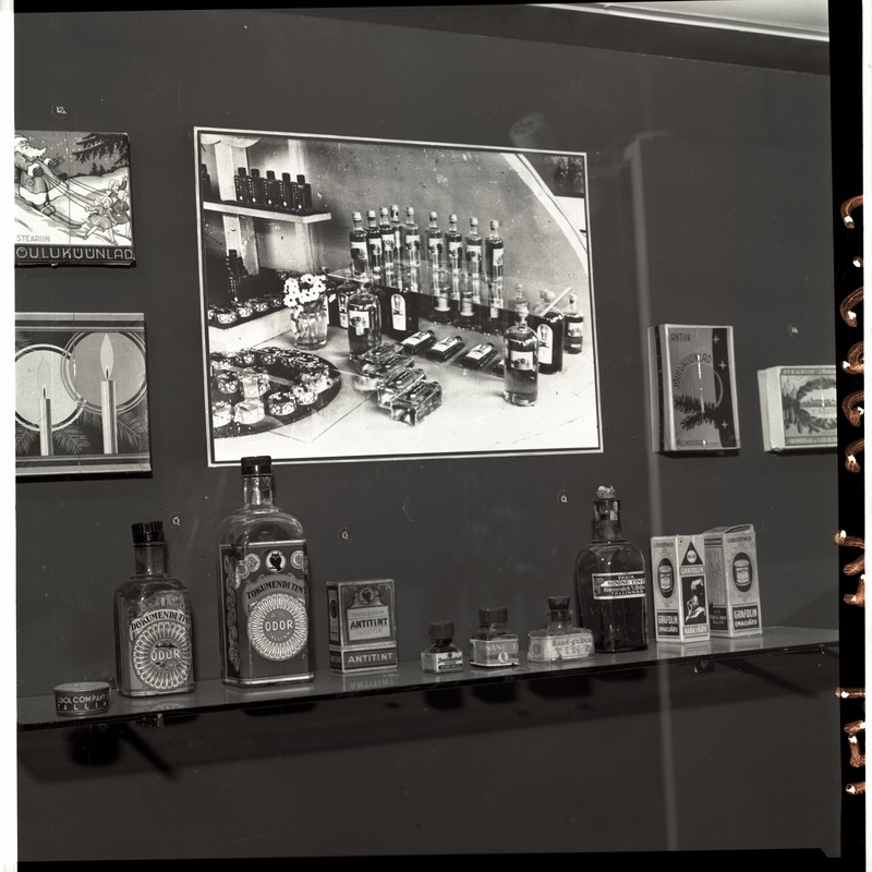 Jalanõude tööstuse hooldusvahendite karbid, keemia- ja parfümeeriatööstuse karbid ja pudelid, 1930/40-ndatest aastatest.