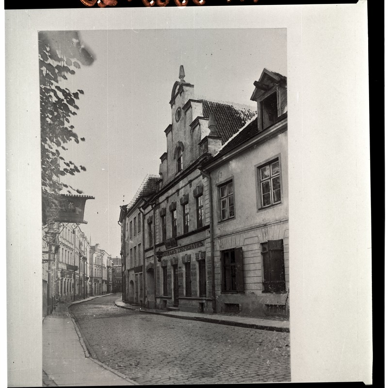 Harju tänav, vaskaul hotelli "Kuld lõvi" katusealune, 19. sajandi lõpp.