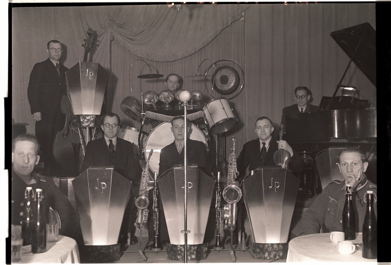 John Pori orkester laval, keskel V. Ojakäär.