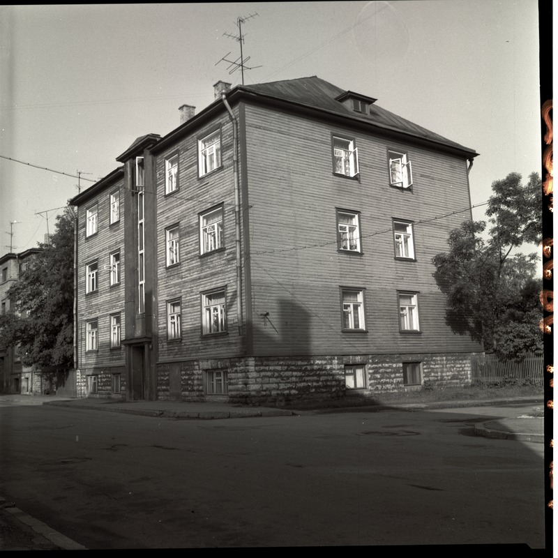 Valgevase t. 10 kolmekordne maja