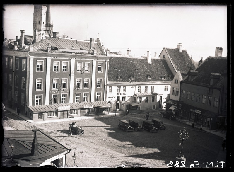 Tallinn, Raekoja plats, vaade lääne poolt, maja katuselt.
