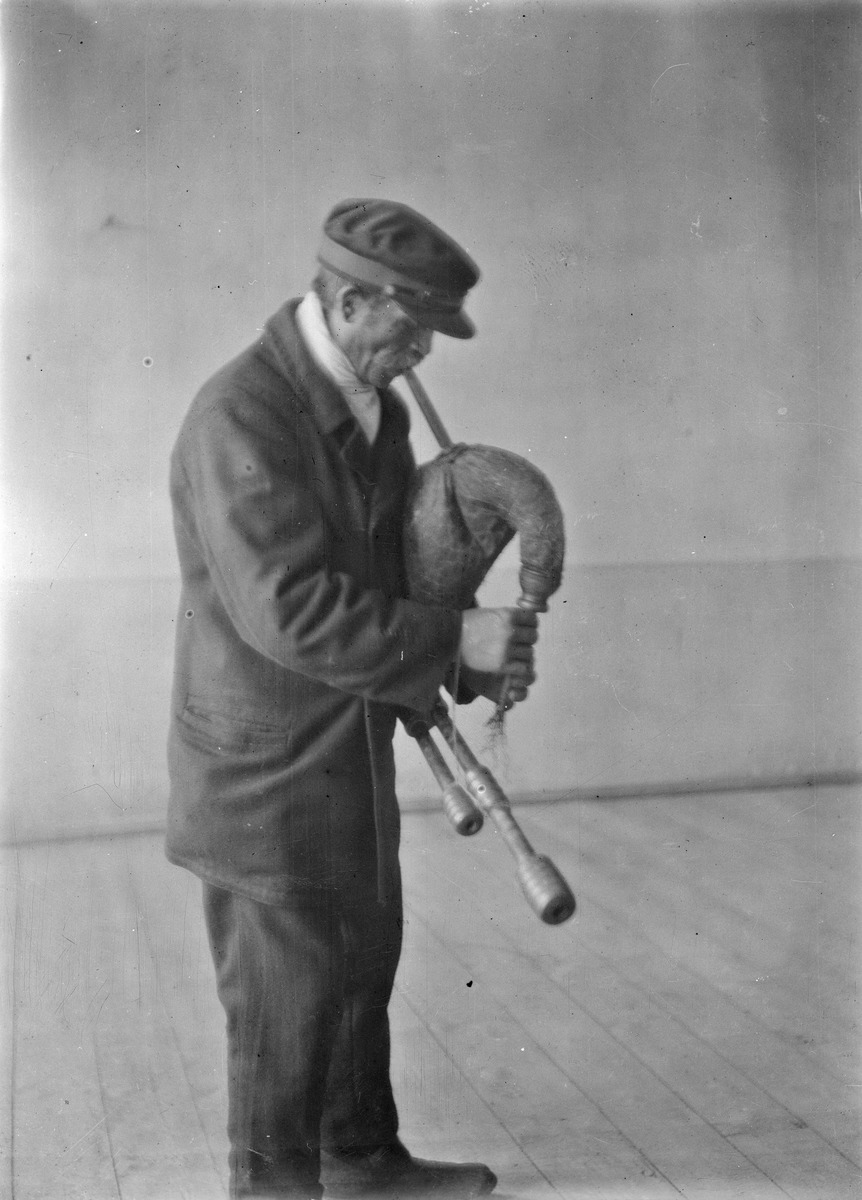 Uki Jakob or Jaakup Kilström playing pocket pills