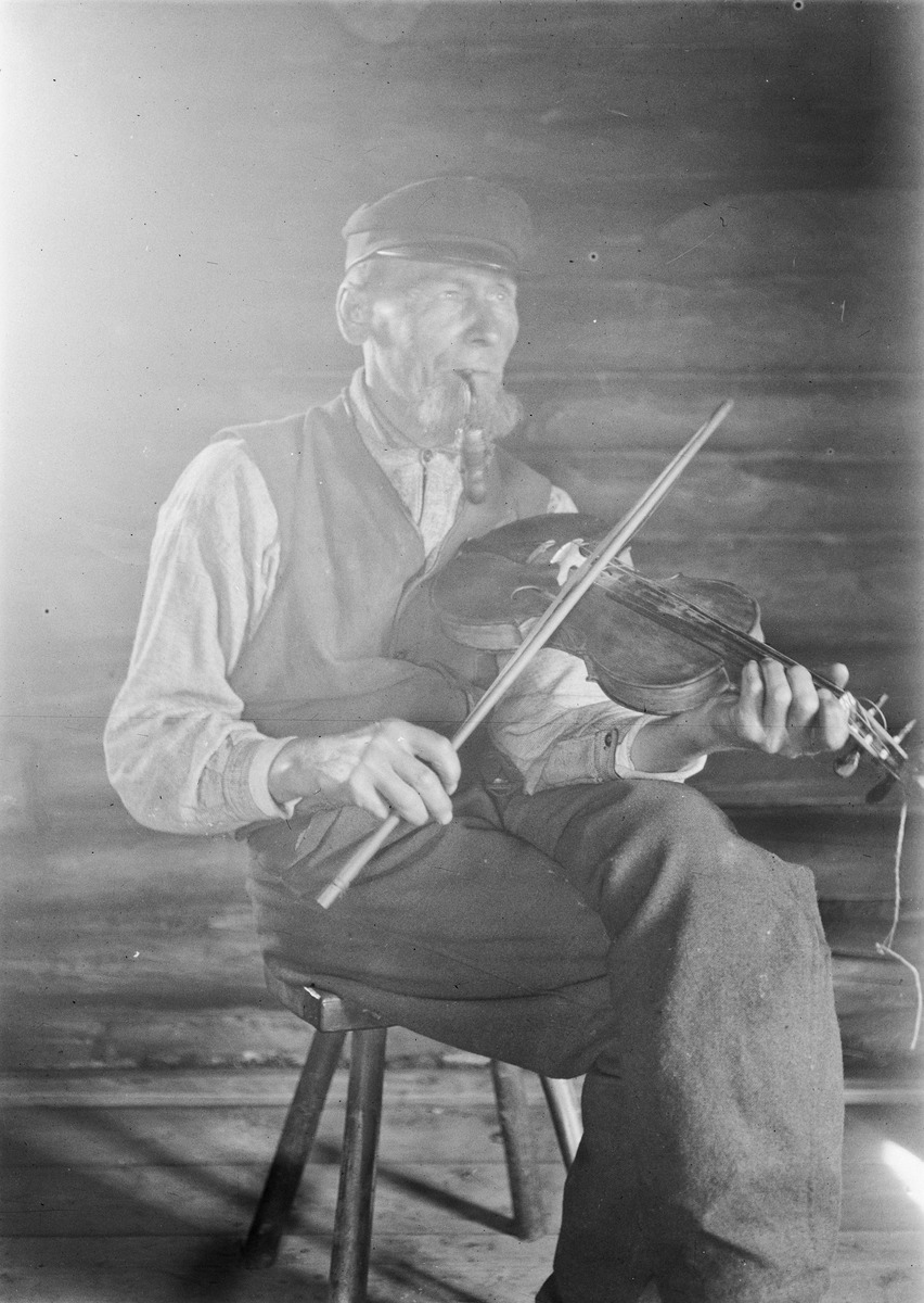 Violinist and player Johannes Sepp