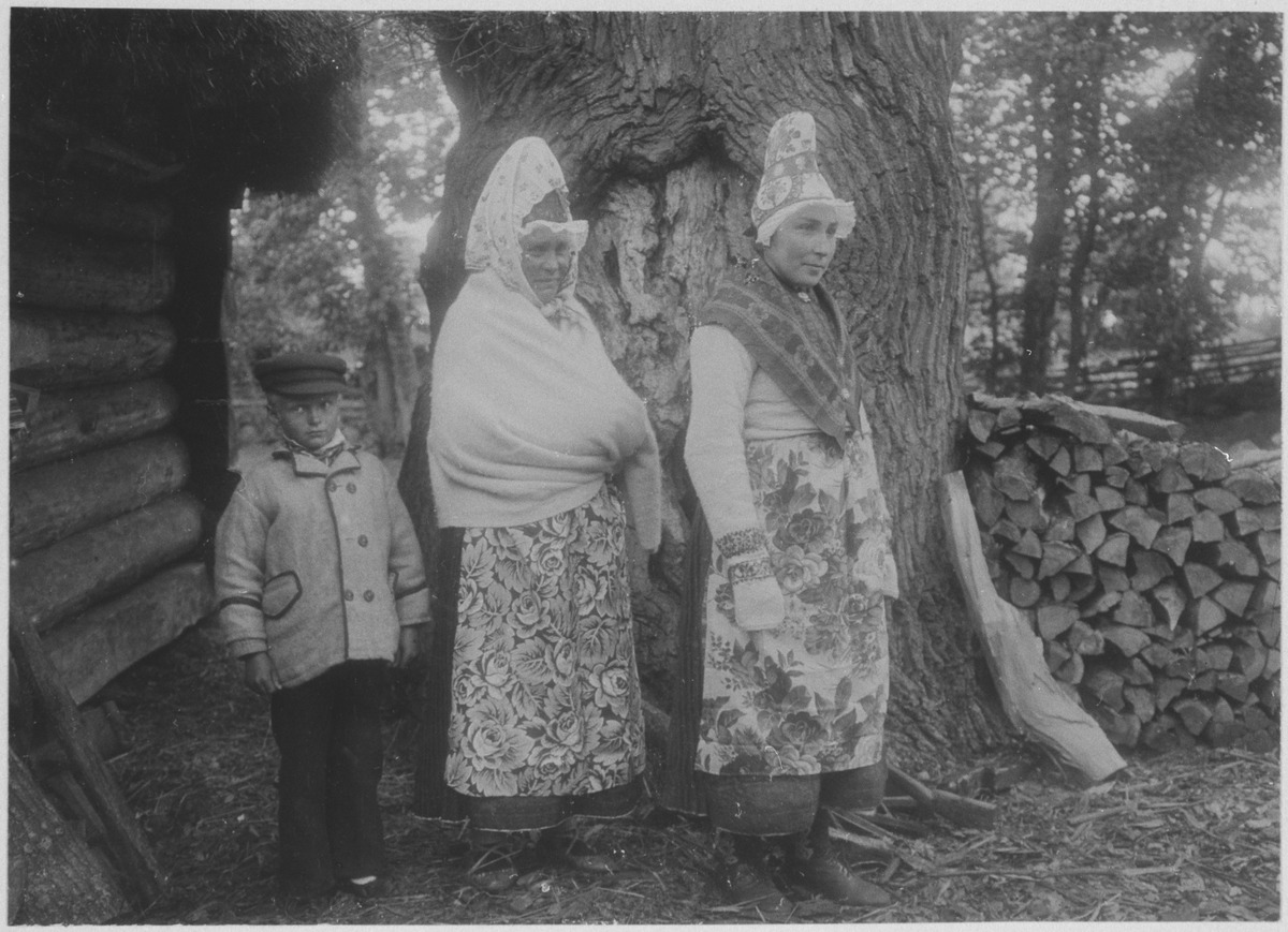Wives and son on the island of Ruhnu