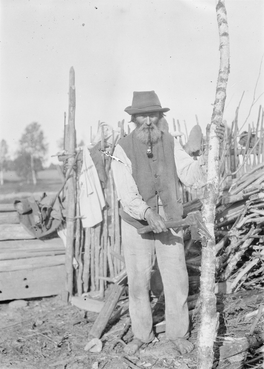 Singer Anders Tamm in wooden – Väisänen, A. O., kuvaaja - Ajapaik