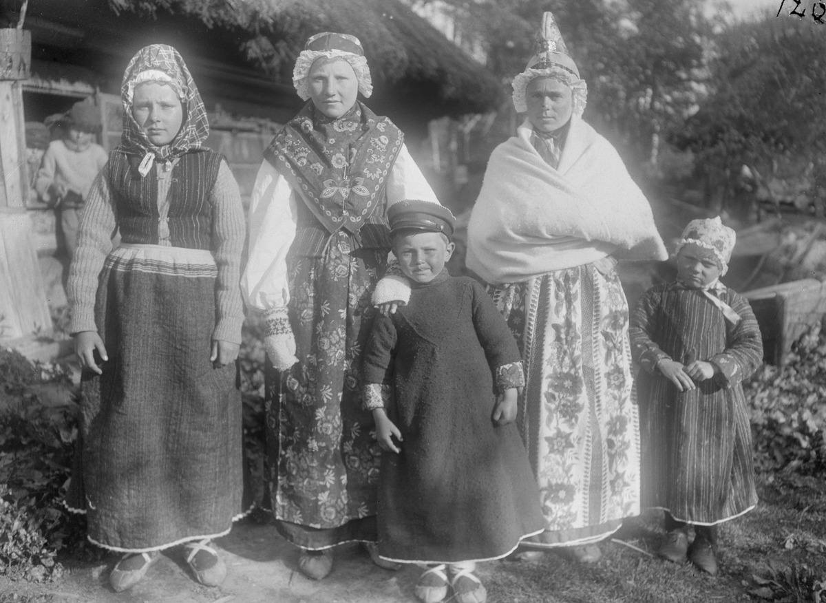 Women's dresses on the island of Ruhnu