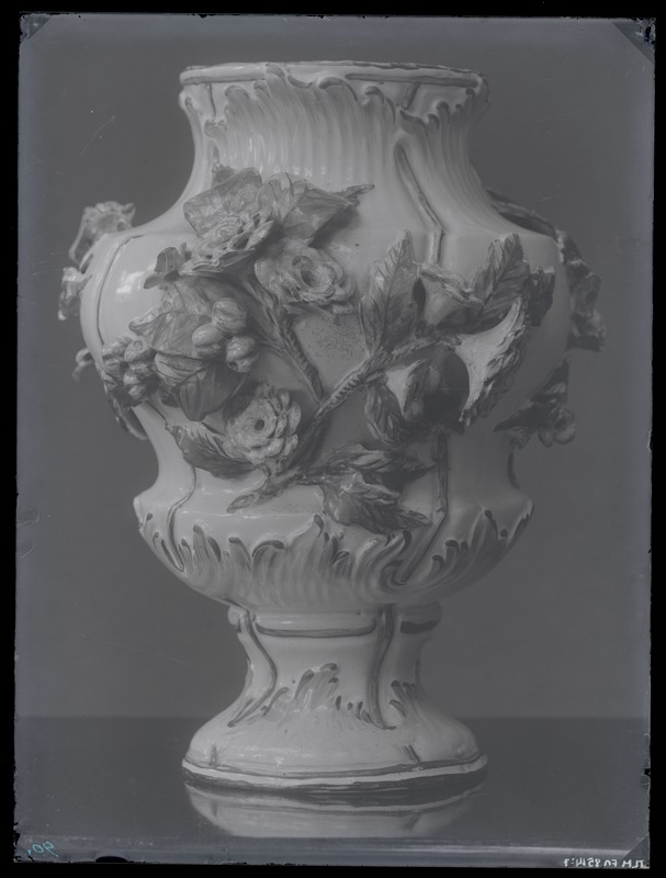 Ficki manufaktuuris valmistatud aromaatvaas, 18. sajandist.