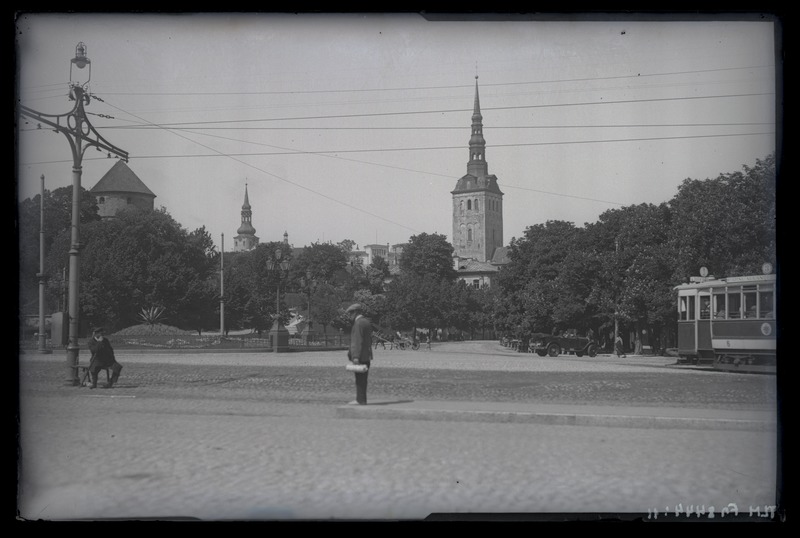 Tallinn. Vabaduse plats trammiteega taga Niguliste kirik