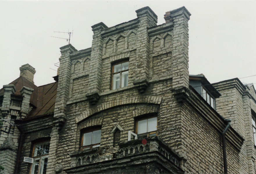 End korterelamu Sakala tn, detail, vaade fassaadi ülaosa ehisfrontoonile. Arhitekt Otto Schott