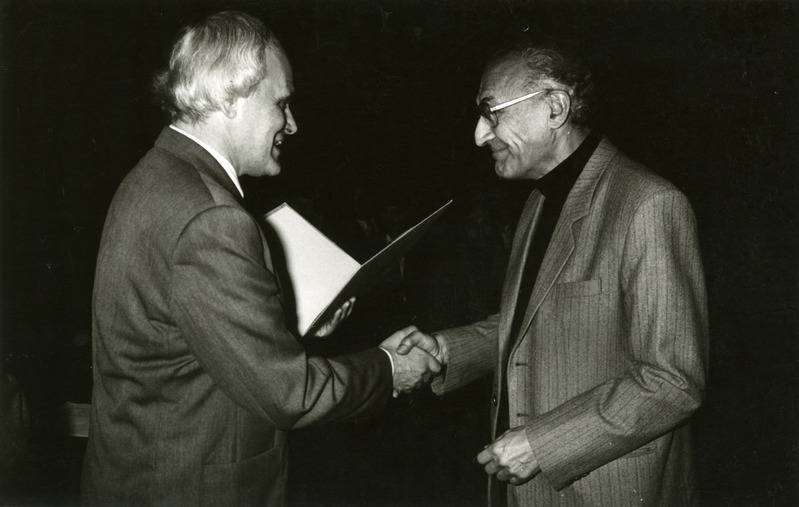 Alar Kotli nimelise arhitektuuripreemia üleandmine 1990: Andres Ringo õnnitlemas Leo Gensi, seltskonnafoto
