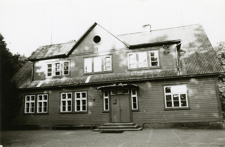 Jõõpre koolimaja, fassaadivaade. Ins Jonas Kinnunen