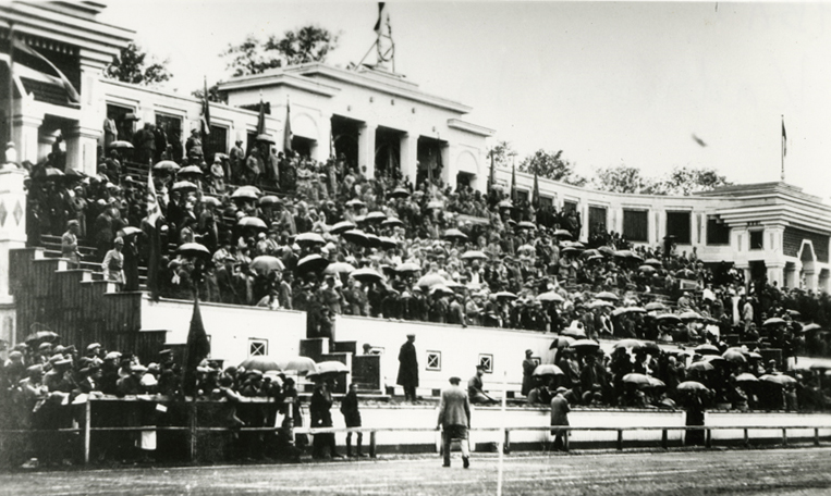 1923. a üldlaulupeo lava ümberehitatuna staadioni tribüüniks, vaade publikut täis tribüünile. Arhitekt Karl Burman