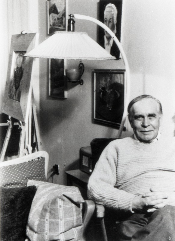 Herbert Johanson istumas oma toas, poolportree
