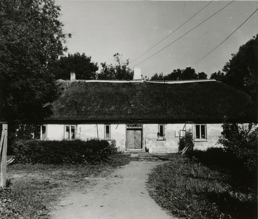 Kaarma koolimaja, eestvaade