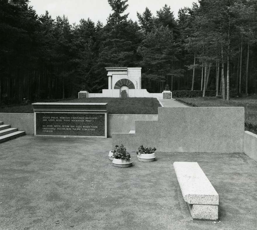 Fašismiohvrite mälestusmonument, vaade küljelt. Arhitekt Vilen Künnapu