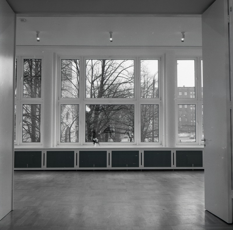 Tallinna Kunstihoone, vaade väikse näitusesaali akendele pärast 1994-1995 teostatud rekonstrueerimistöid. Arhitektid Anton Soans ja Edgar Kuusik