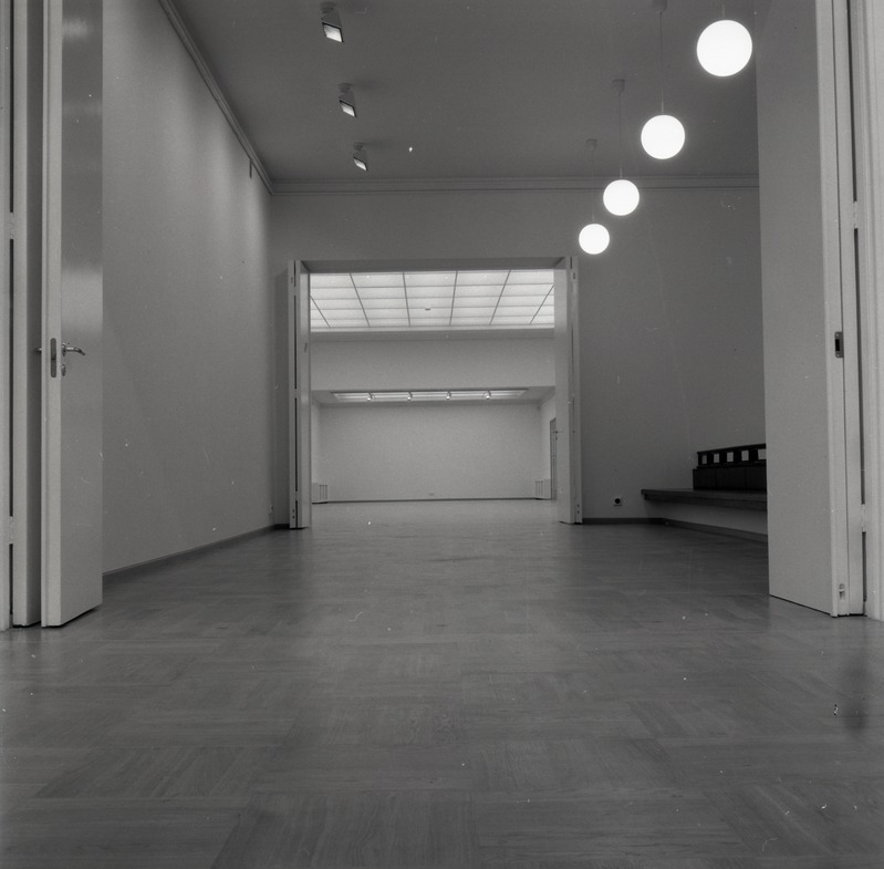 Tallinna Kunstihoone, vaade väiksest saalist suurde pärast 1994-1995 teostatud rekonstrueerimistöid. Arhitektid Anton Soans ja Edgar Kuusik