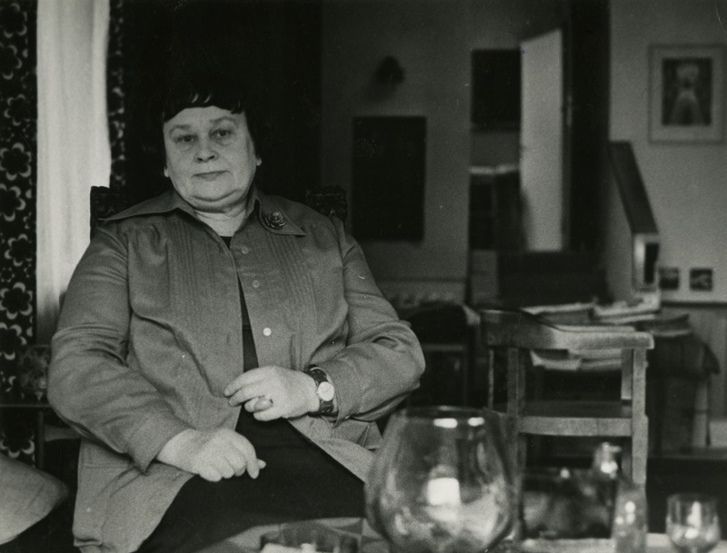 Valve Pormeister istumas oma kodus, poolportree