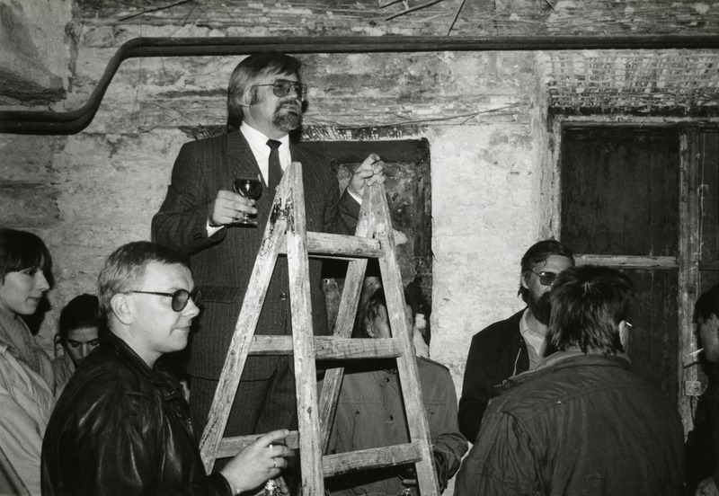 Eesti Arhitektide Liidu 70. juubeli pidustused Uuel tänaval 25.10.1991. Redelil kõneleb Ike Volkov, ees Andrus Vaarik