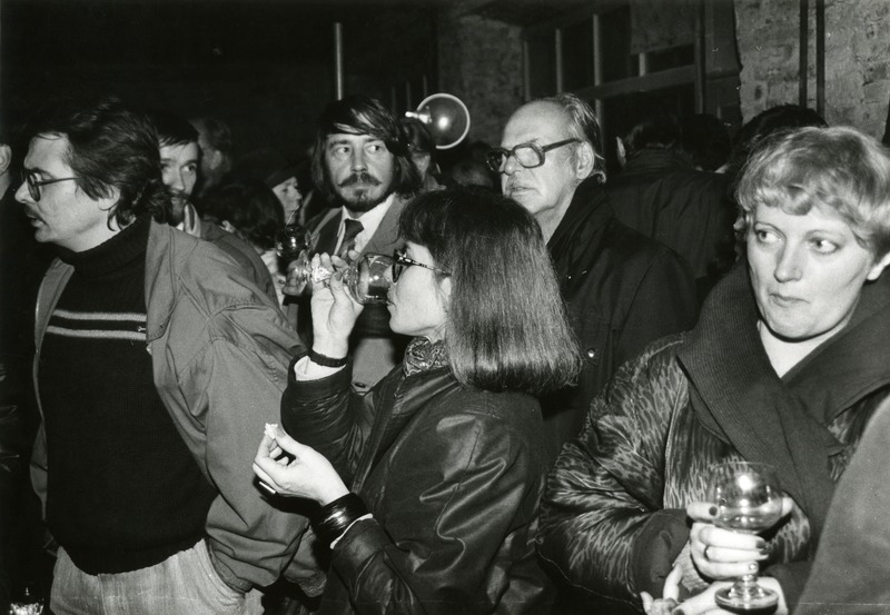Eesti Arhitektide Liidu 70. juubeli pidustused Uuel tänaval 25.10.1991. Publik, sh Raul Vaiksoo, Rein Luup, ees Karin Hallas (joob), Oleg Kotšenovski, Anne Kaaver