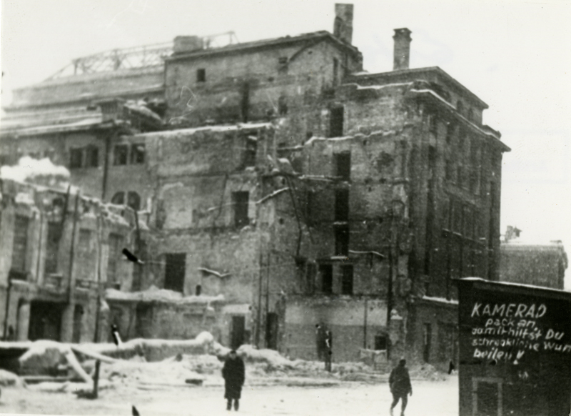 Estonia teater varemeis pärast 9. III 1944 pommitamist, hoone vaade