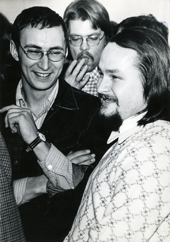 Jüri Okas ja Leonhard Lapin naermas, taga Tiit Kändler näpp suus. Grupifoto