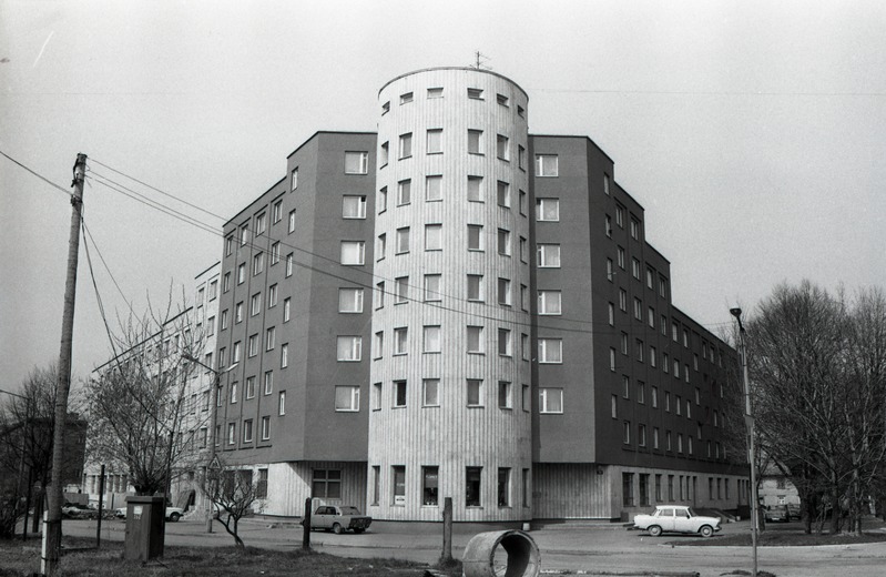 Äridega korterelamu Tallinnas Gonsiori 33, majanurk sümmeetriliselt. Arhitekt Avo-Himm Looveer