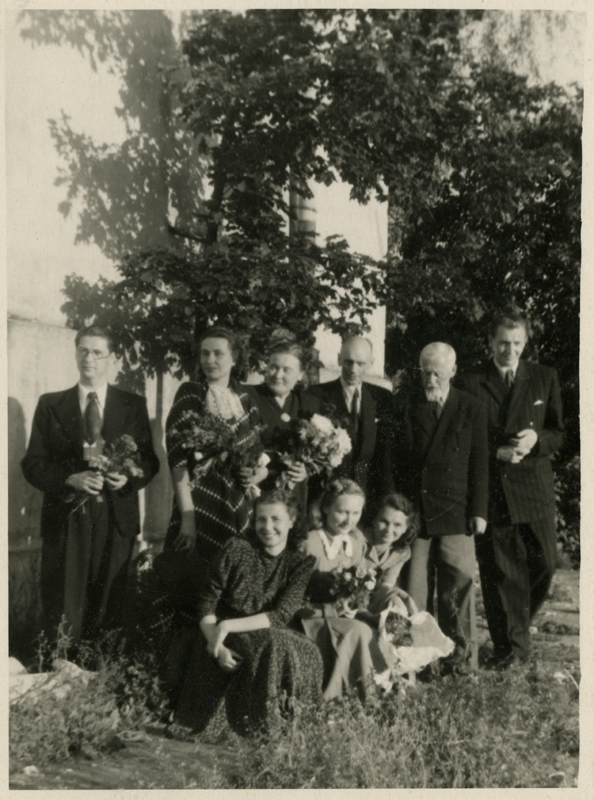 Tarbekunstiinstituudi ruumikujunduse eriala 1950. aasta lõpetajad kooli õues, grupifoto. Vasakult ees Eha Thorén (Eha Reitel), Virve Aunre ja Maimu Palm, püsti Vladas Vrubliauskas, Asta Uustalu, Leida Lang, prof Edgar Kuusik, direktor Friedrich Leht, Bruno Tomberg