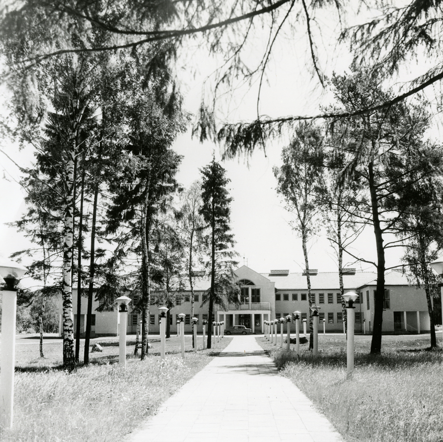 Ääsmäe koolimaja, eestvaade. Arhitekt Maarja Nummert