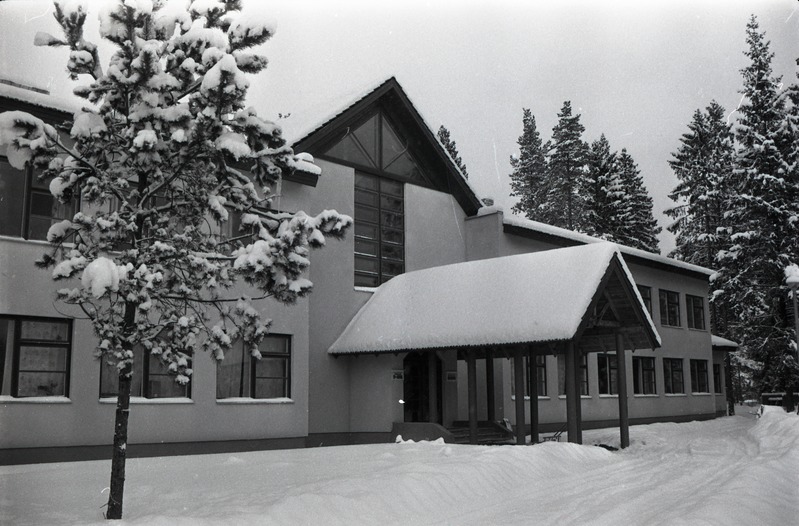 Kolga kool, hoone keskosa peasissepääsuga talvel. Arhitekt Maarja Nummert