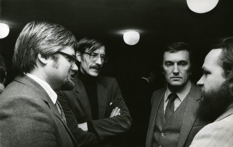 Avo-Himm Looveer vestlemas Ike Volkovi ja Leonhard Lapiniga ENSV AL kongressil Ametiühingute majas 1984, portreefoto