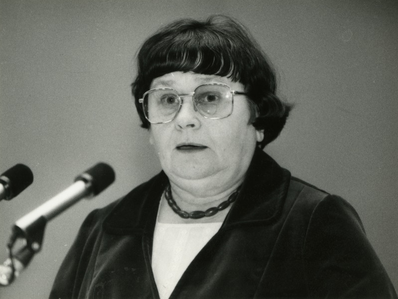 Valve Pormeister kõnepuldis ENSV AL kongressil Ametiühingute majas 1984, portreefoto