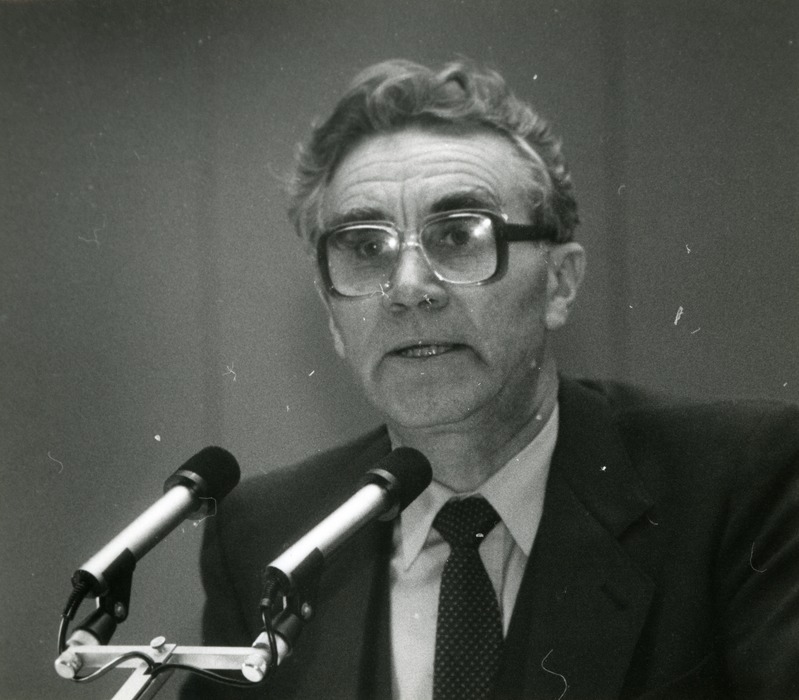Voldemar Herkel kõnepuldis ENSV AL kongressil Ametiühingute majas 1984, portreefoto
