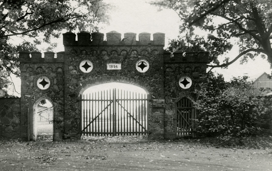Tori mõisa tallikompleksi värav, vaade