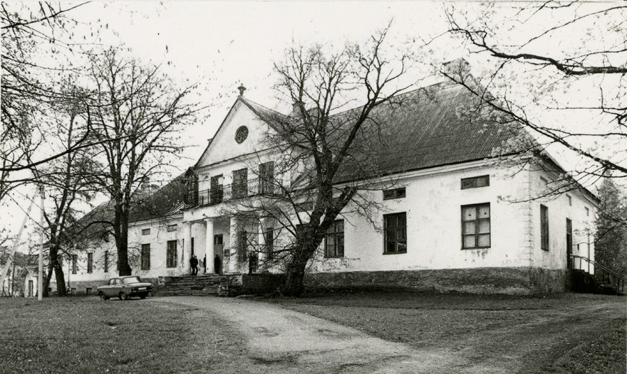 Karinu mõisa peahoone, esifassaadi vaade