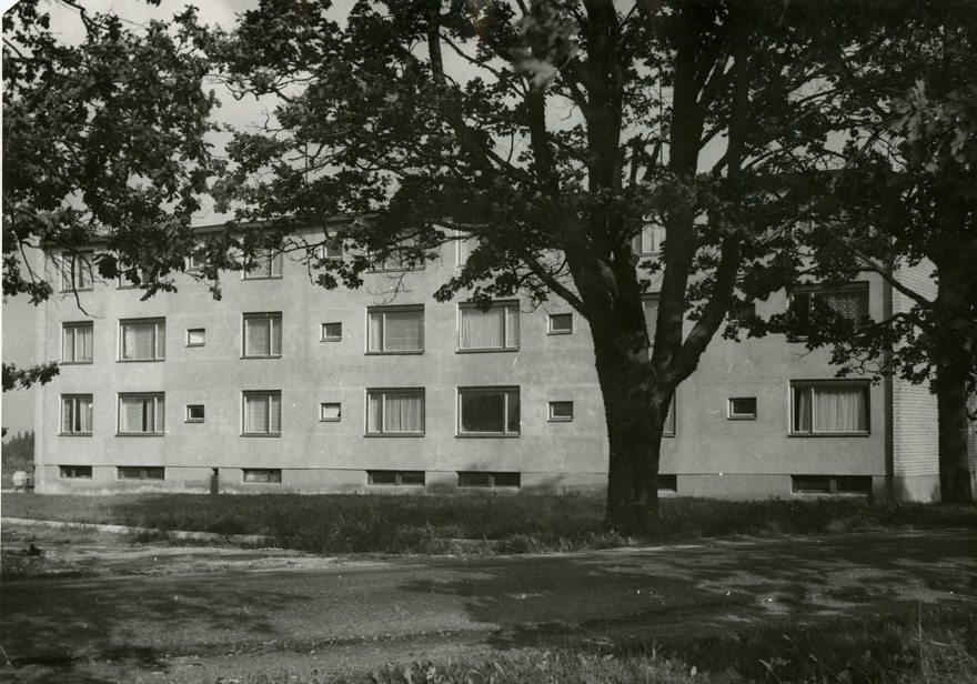 Korterelamu Olustveres, EMP, tp 111-22-39, tagantvaade. Arhitektid Boris Mirov, Manivald Noor