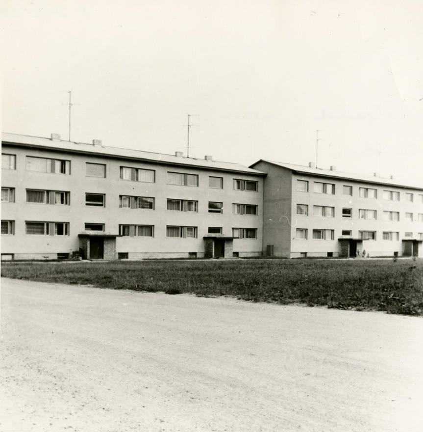 Korterelamud Olustveres, eestvaade. Arhitektid Boris Mirov, Manivald Noor