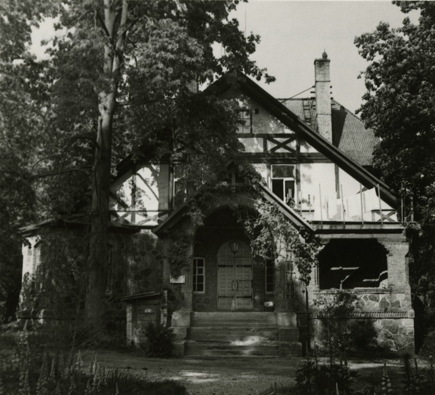 Väikemõisa mõisa peahoone, esifassaadi vaade. Arhitekt Rudolf von Engelhardt