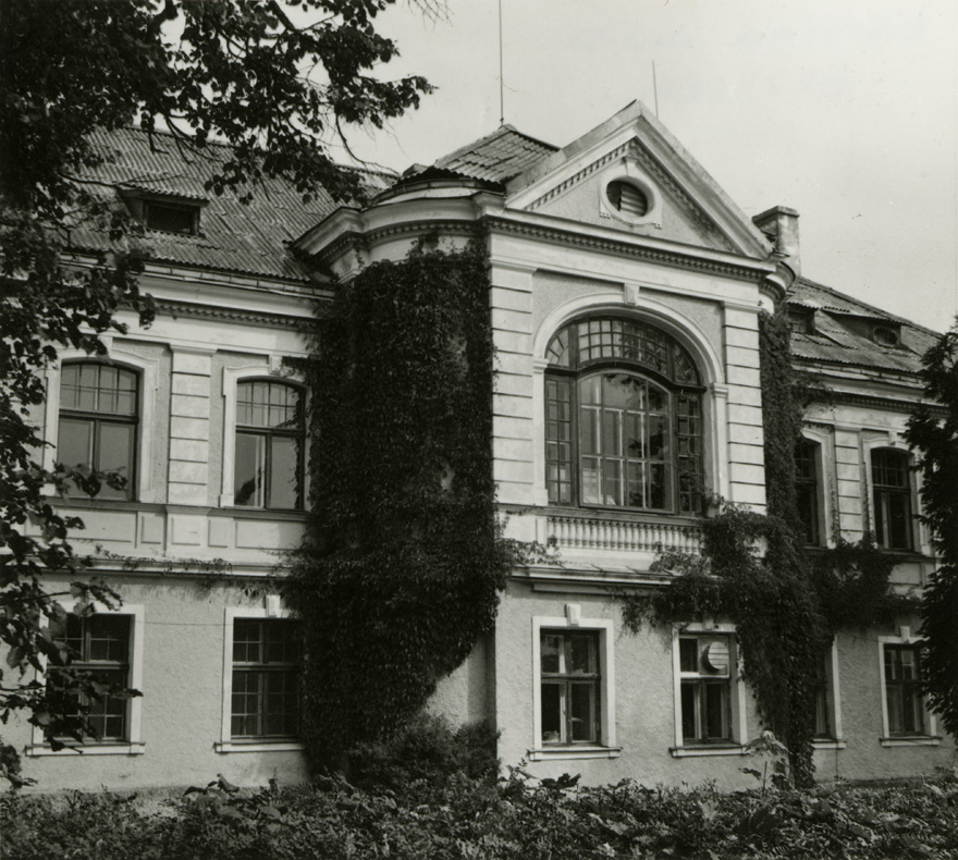 Kärstna mõisa peahoone, fassaadivaade. Ümbereh August Reinberg
